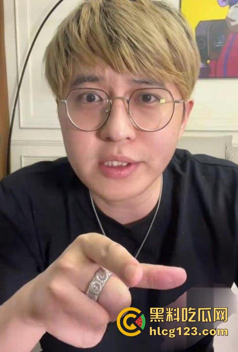 抖音网红【韭菜日记】归零后直播翻车！直播灌醉妹子后被封禁！妹子穿着情趣内裤坐在沙发上毫无意识！  第3张