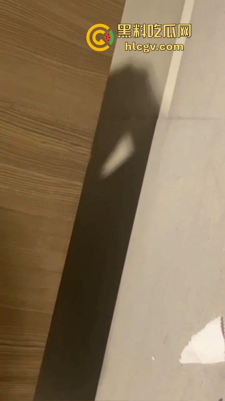 广州白云机场卫生间惊见哥们导管！上飞机前来一发图个睡得香？影子拍了40秒，这哥们结束直接收场！  第8张
