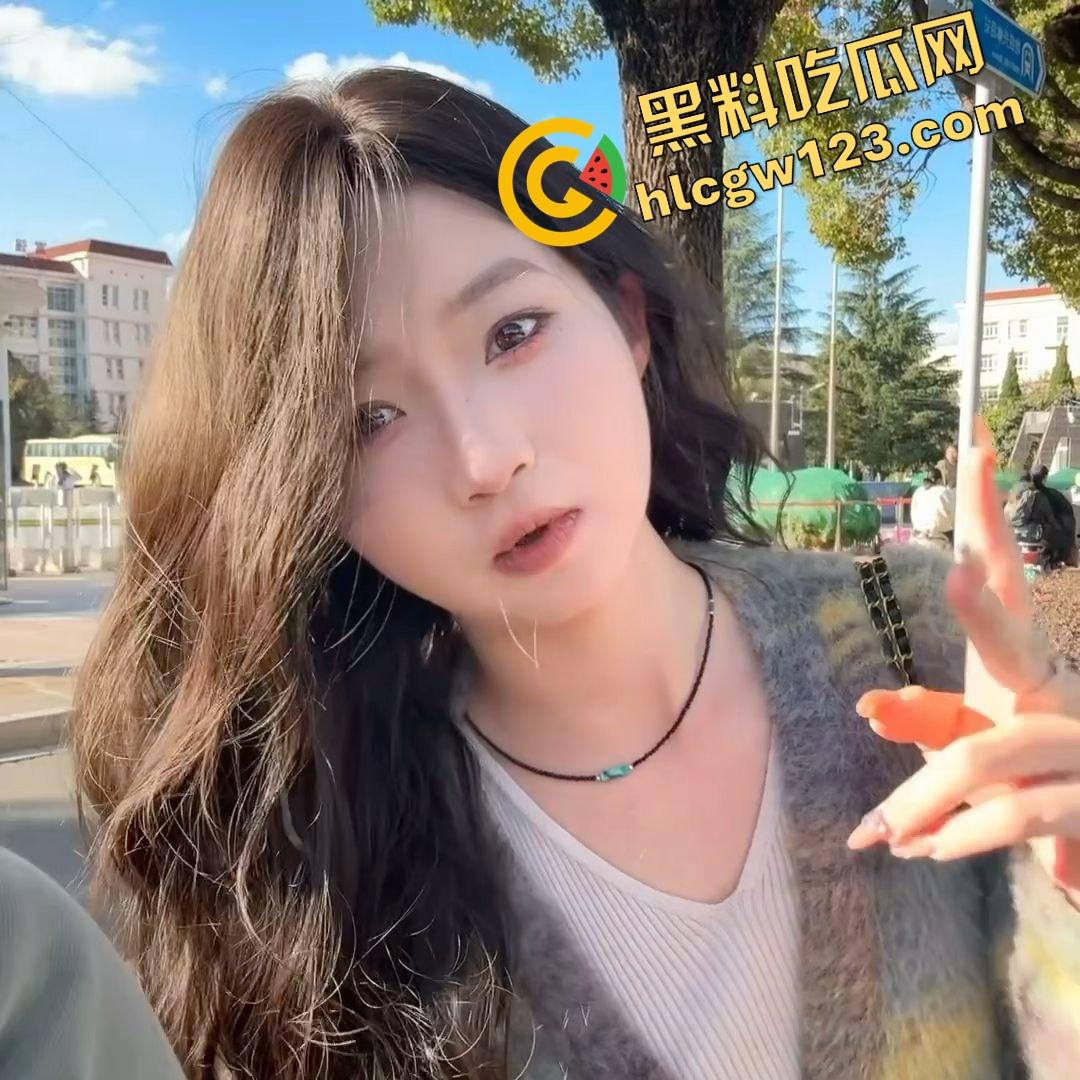 卧槽这谁老婆？绿帽男把女友献给群友露出调教，跪地爬行喊爸爸，母狗模式全开玩疯了！  第5张