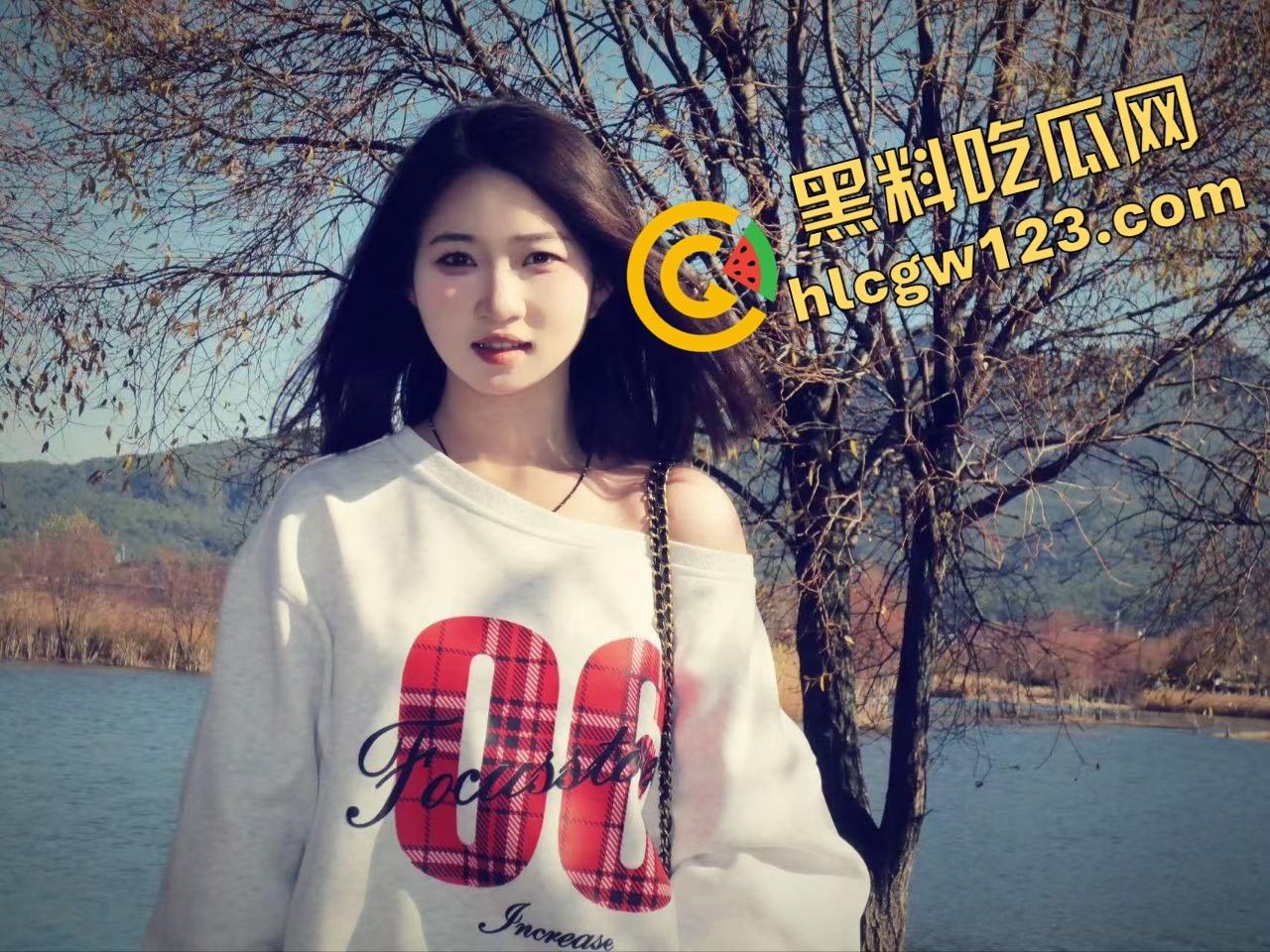 卧槽这谁老婆？绿帽男把女友献给群友露出调教，跪地爬行喊爸爸，母狗模式全开玩疯了！  第6张