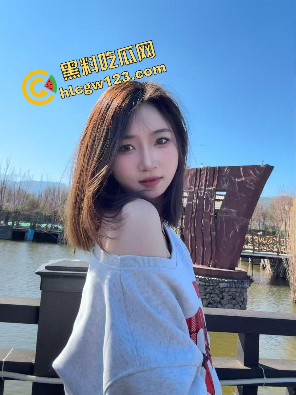 卧槽这谁老婆？绿帽男把女友献给群友露出调教，跪地爬行喊爸爸，母狗模式全开玩疯了！  第7张