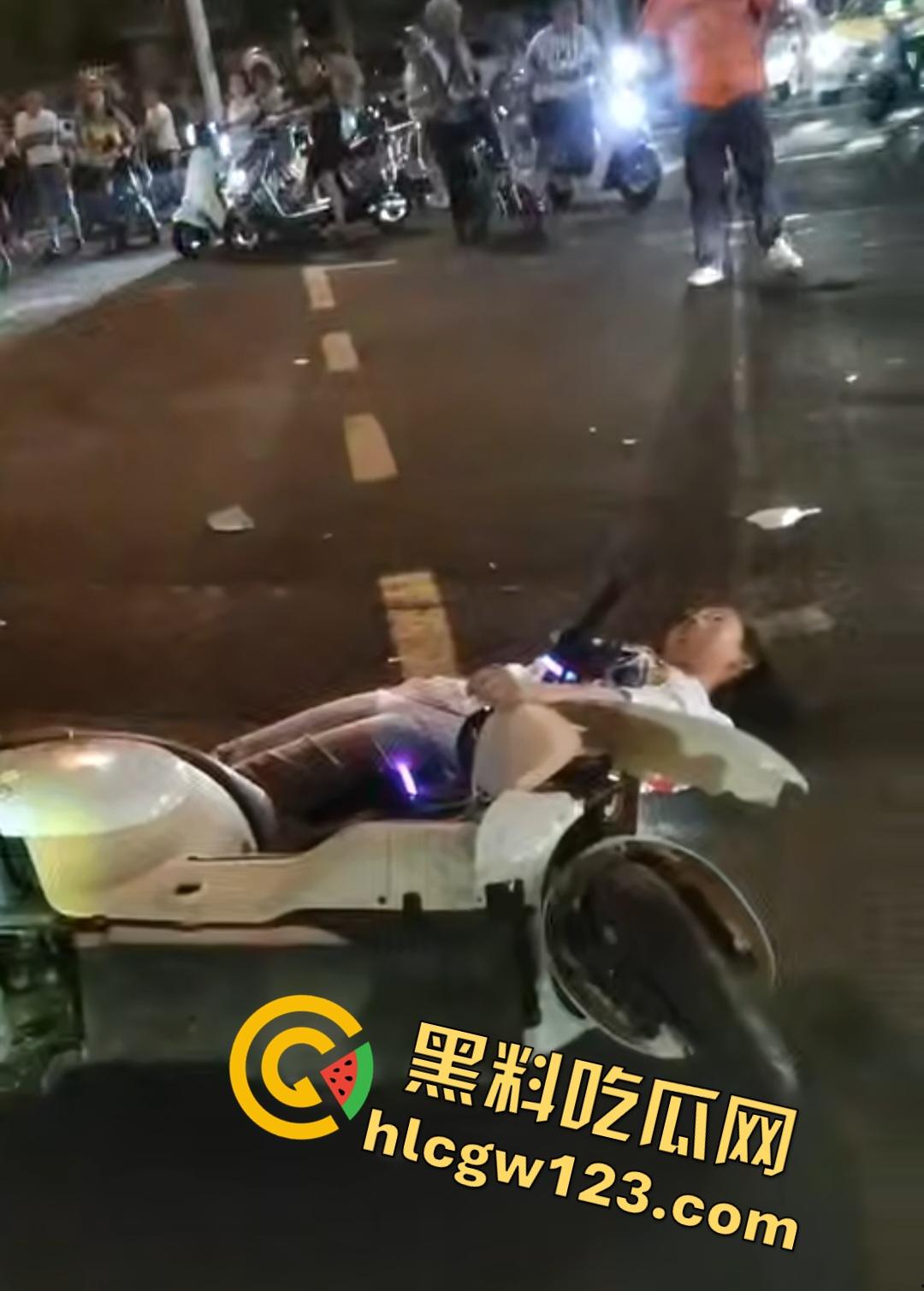 海口琼山精神小妹车祸！小姑娘怕担责直接躺地上装死，差点被货车压断手！  第4张