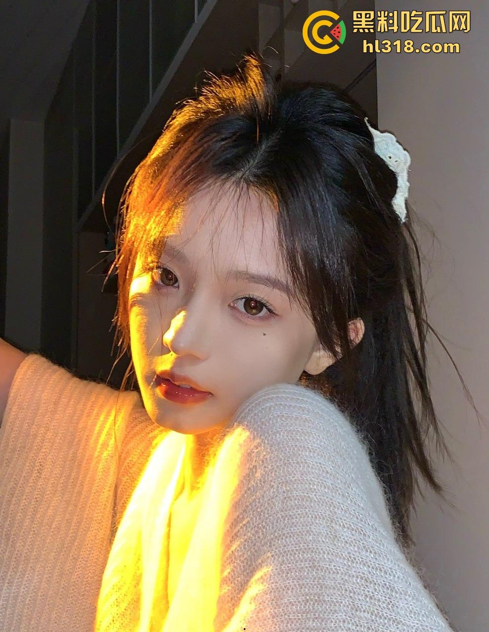 四川理工大学，小情侣教学楼下激情抠逼，清纯少女微张小腿闭眼享受，小心扣发炎噢！  第1张