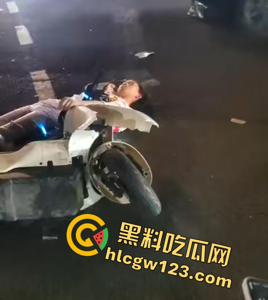 海口琼山精神小妹车祸！小姑娘怕担责直接躺地上装死，差点被货车压断手！  第5张