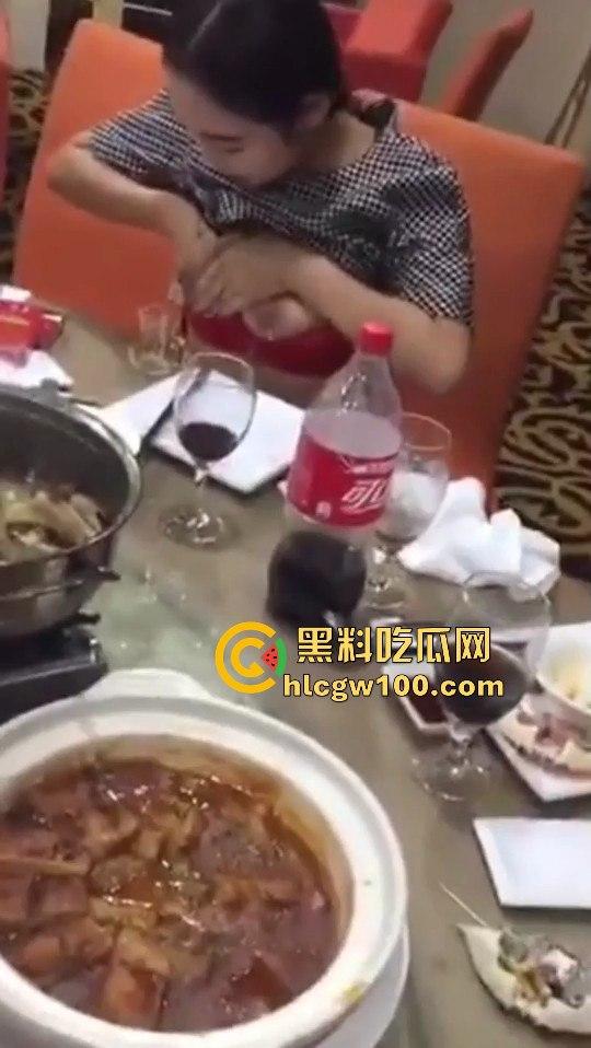 餐桌上开放骚人妻，奇葩操作一个比一个亮眼为了逃酒啥事都能干出来，画面劲爆开放 小编推荐！！  第12张