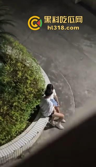 四川理工大学，小情侣教学楼下激情抠逼，清纯少女微张小腿闭眼享受，小心扣发炎噢！  第3张