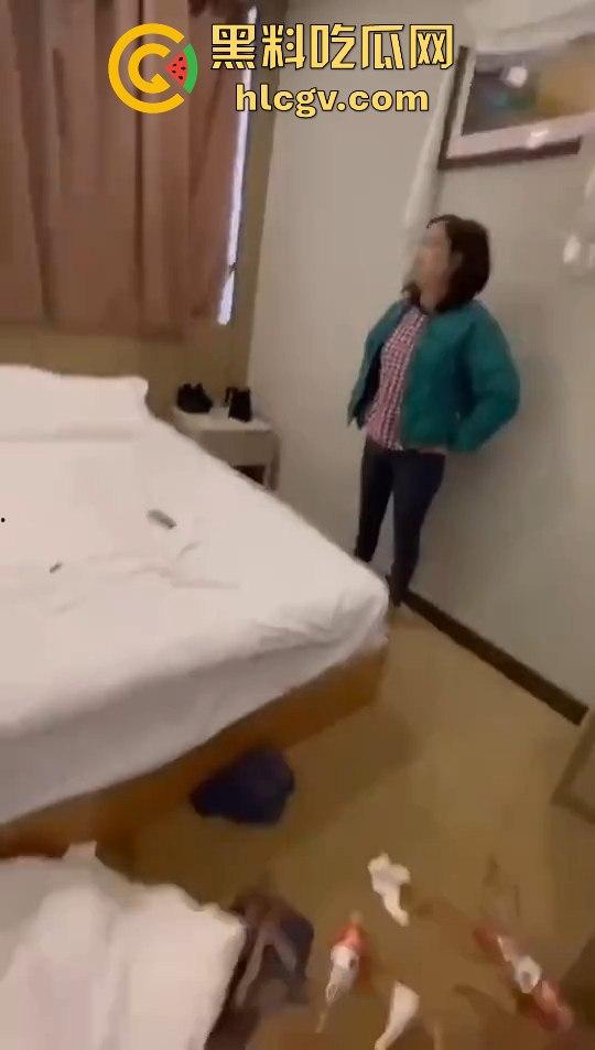 女子带闺蜜捉奸，丈夫反应神速护小三，自己挨打一波输出，只为保住那骚逼！  第3张