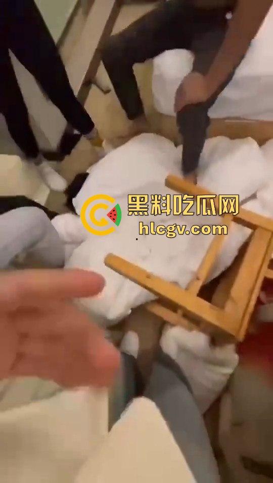 女子带闺蜜捉奸，丈夫反应神速护小三，自己挨打一波输出，只为保住那骚逼！  第5张