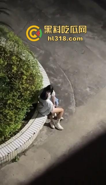 四川理工大学，小情侣教学楼下激情抠逼，清纯少女微张小腿闭眼享受，小心扣发炎噢！  第5张