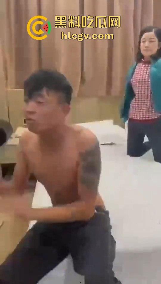 女子带闺蜜捉奸，丈夫反应神速护小三，自己挨打一波输出，只为保住那骚逼！  第8张