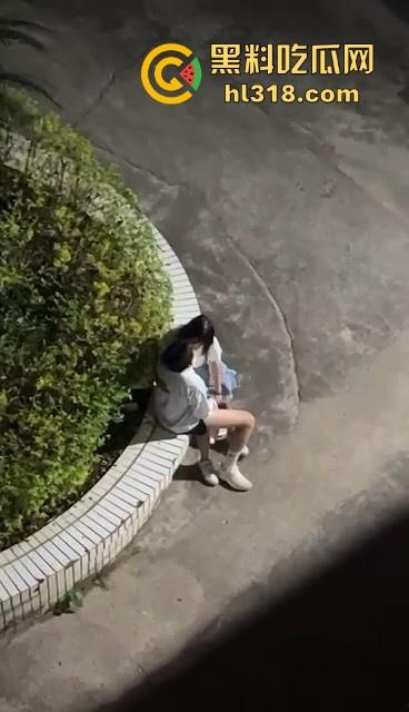 四川理工大学，小情侣教学楼下激情抠逼，清纯少女微张小腿闭眼享受，小心扣发炎噢！  第6张