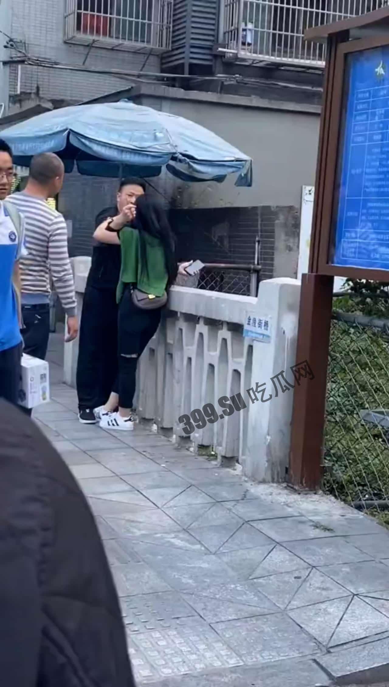 成都，这位帅哥刷了十几万给 #女主播。 终于把女主播约出来了，男子手持剪刀非常激动了 对白清楚  第1张