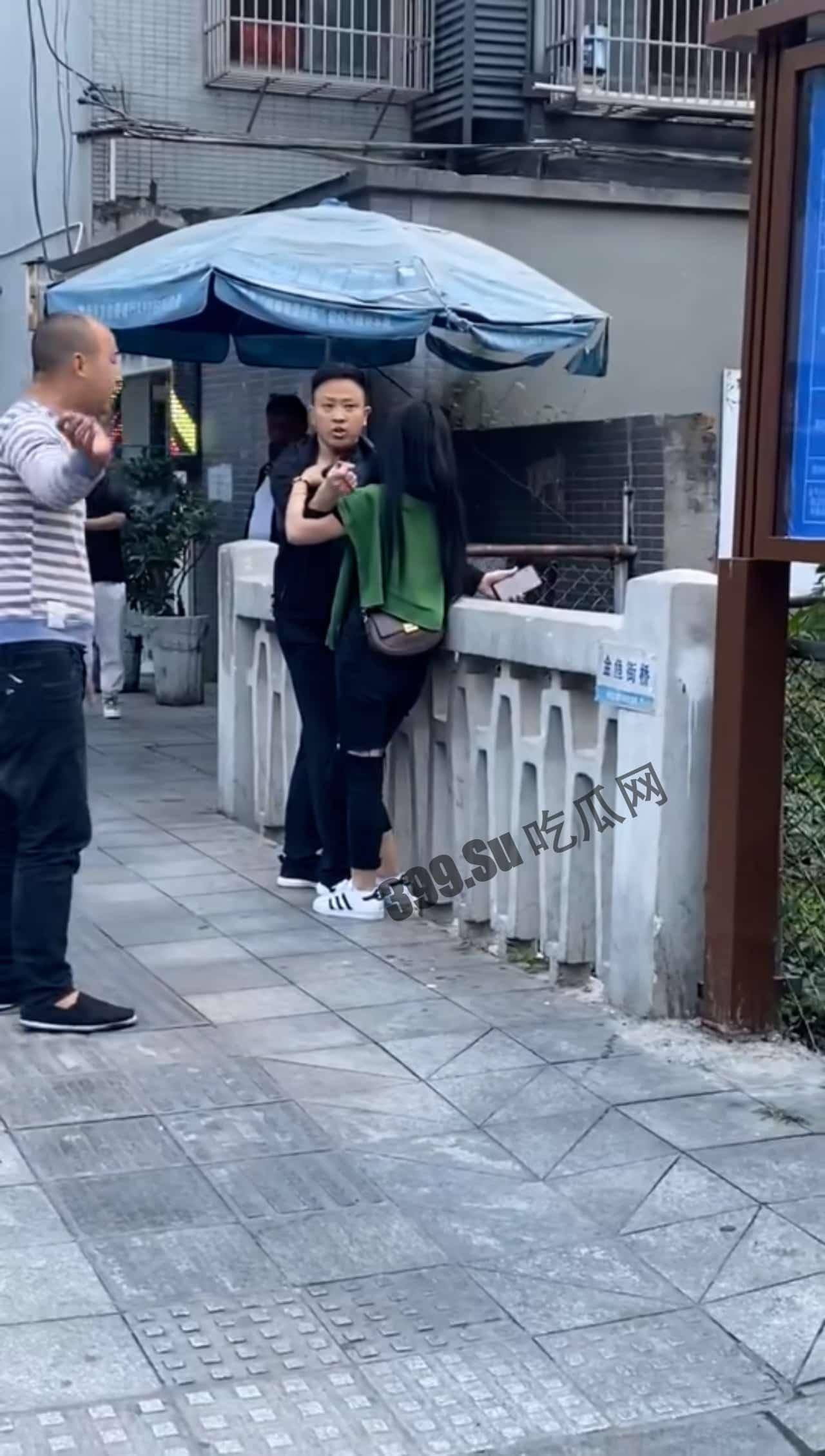 成都，这位帅哥刷了十几万给 #女主播。 终于把女主播约出来了，男子手持剪刀非常激动了 对白清楚  第2张