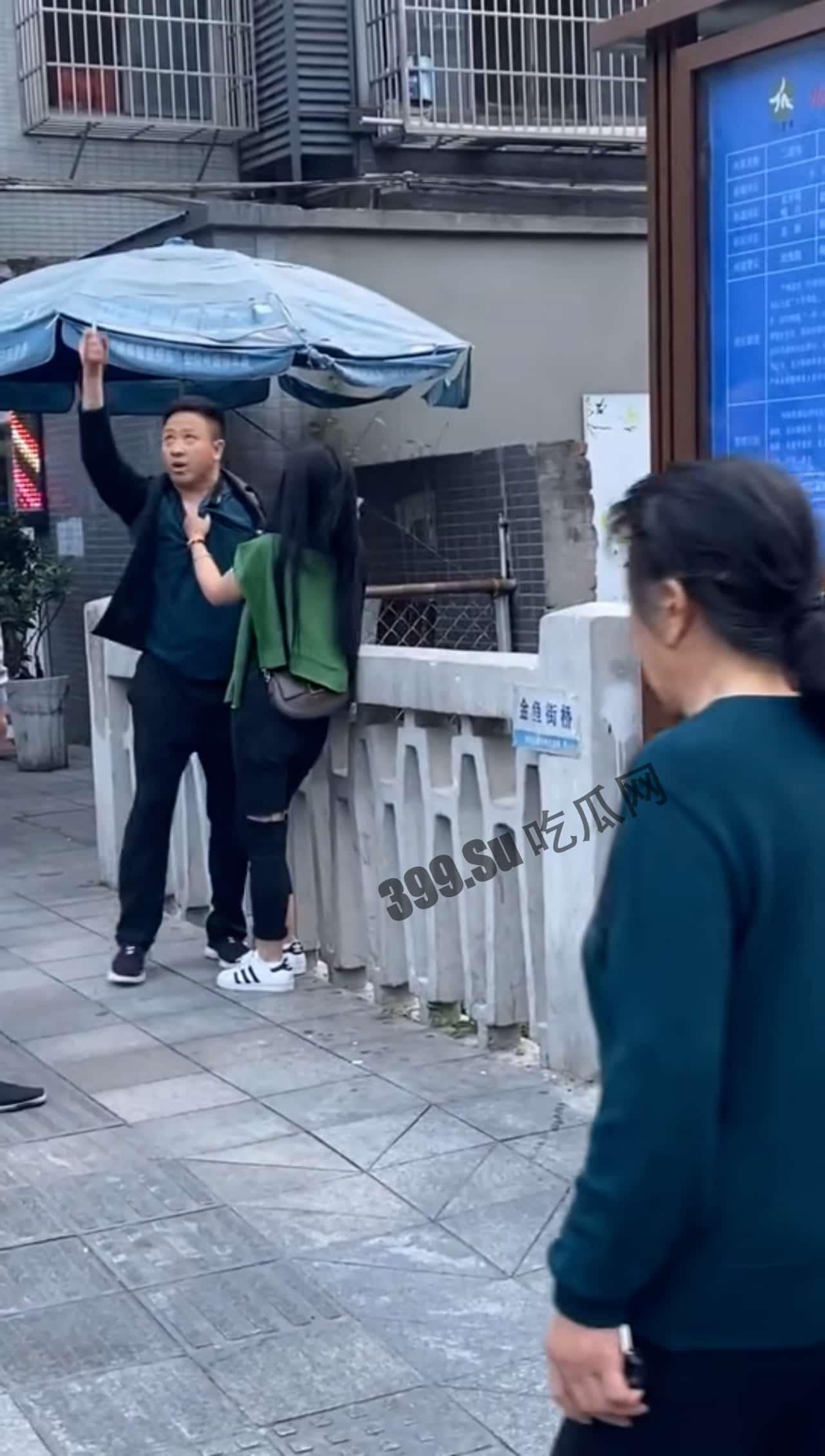 成都，这位帅哥刷了十几万给 #女主播。 终于把女主播约出来了，男子手持剪刀非常激动了 对白清楚  第3张