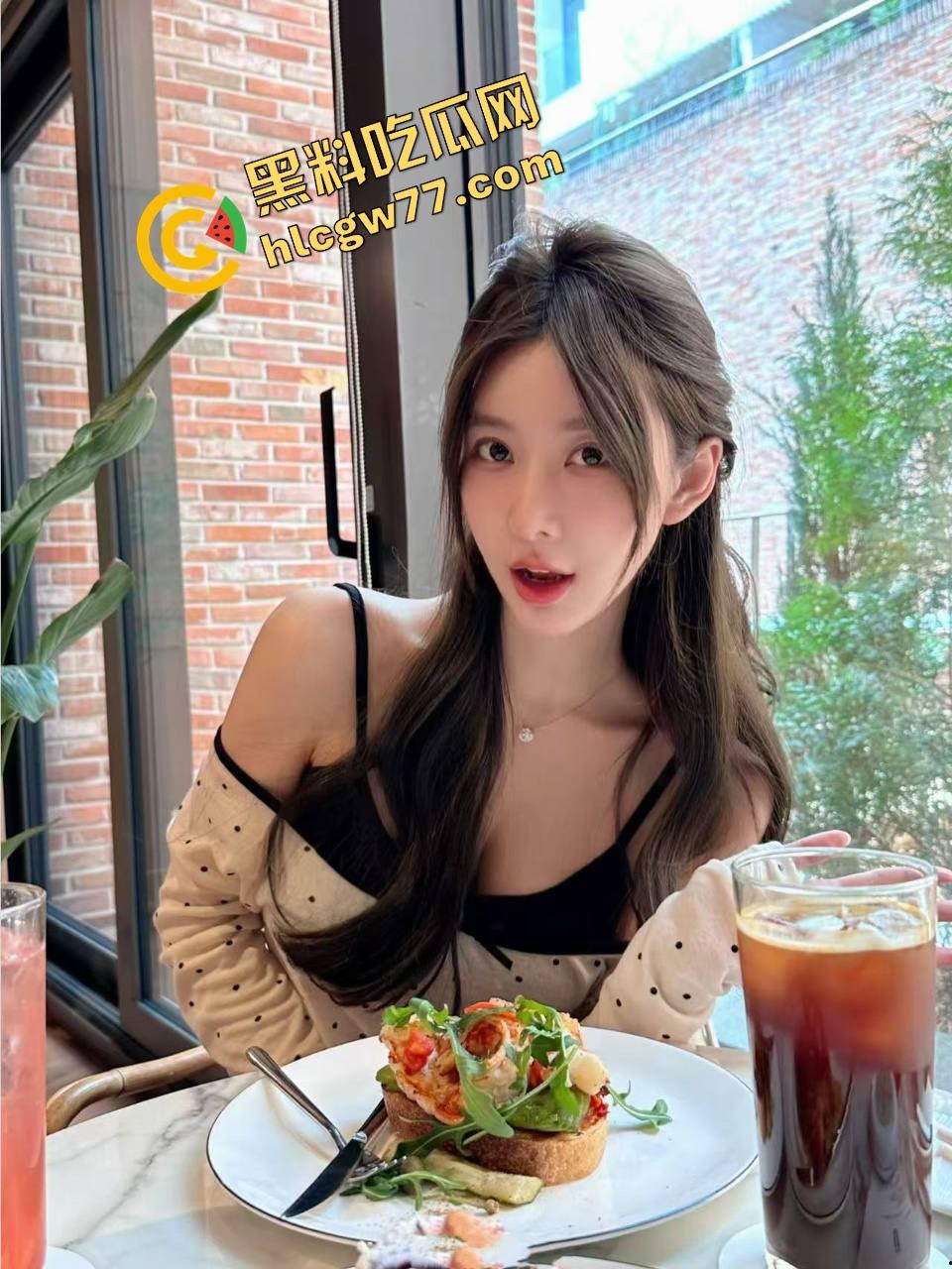 女友嘴上说一个人去三亚散心，背地里跟别的男人酒店爽翻，舔狗男友被绿到发光，三亚沙滩成了女友炮房！  第14张