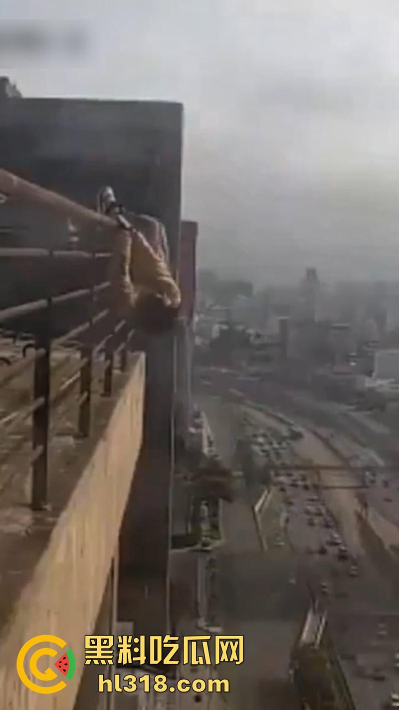 巴西男子跳楼现场，因所要医疗保险无果，直接跑到保险公司楼顶，几番犹豫后一跃而下！  第4张