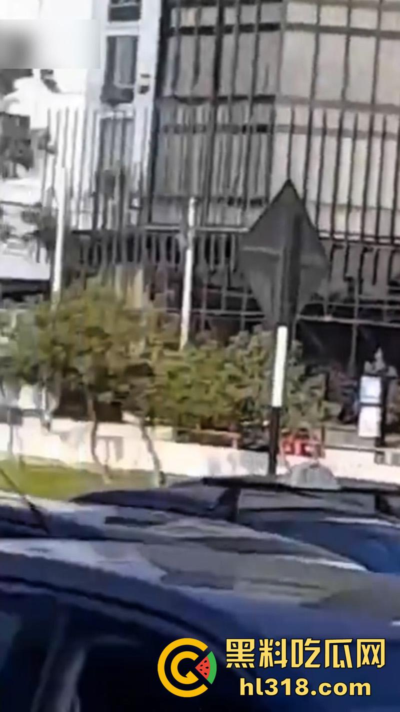 巴西男子跳楼现场，因所要医疗保险无果，直接跑到保险公司楼顶，几番犹豫后一跃而下！  第9张