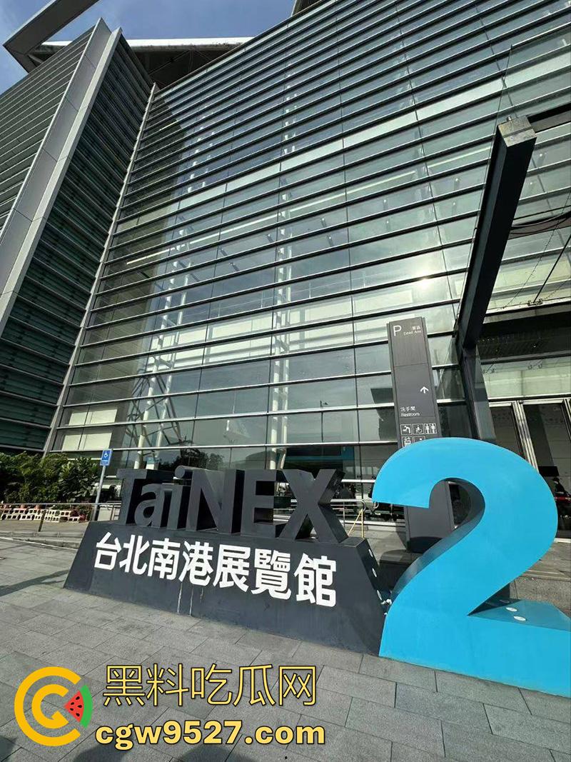 这才是男人天堂啊，台湾成人展盛况，各路老师齐聚一堂，大胆展示性爱姿势，这里面有你喜欢的老师吗？  第1张