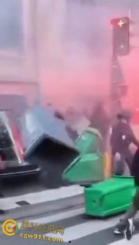 巴黎街头全武行，新总理上任遭数千名抗议者涌上街头，与警察发生冲突，警察满城催泪弹制止暴乱！  第2张