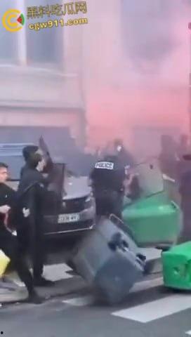 巴黎街头全武行，新总理上任遭数千名抗议者涌上街头，与警察发生冲突，警察满城催泪弹制止暴乱！  第3张