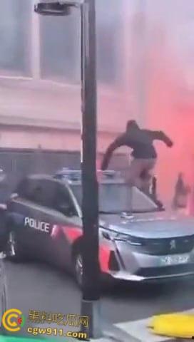巴黎街头全武行，新总理上任遭数千名抗议者涌上街头，与警察发生冲突，警察满城催泪弹制止暴乱！  第4张