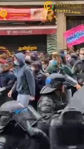 巴黎街头全武行，新总理上任遭数千名抗议者涌上街头，与警察发生冲突，警察满城催泪弹制止暴乱！  第5张