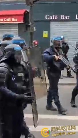 巴黎街头全武行，新总理上任遭数千名抗议者涌上街头，与警察发生冲突，警察满城催泪弹制止暴乱！  第6张