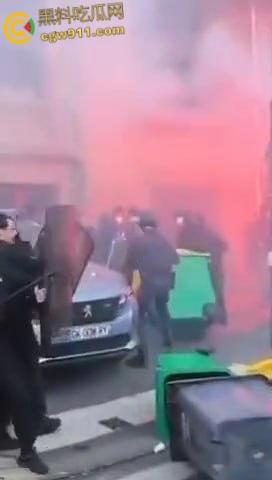 巴黎街头全武行，新总理上任遭数千名抗议者涌上街头，与警察发生冲突，警察满城催泪弹制止暴乱！  第7张