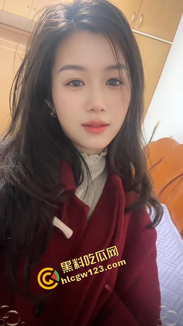 抖音『殷萧童』装乖给粉丝看要礼物，骚逼却被炮机操到喷水翻白眼，上面给粉丝看下面大哥看！  第2张