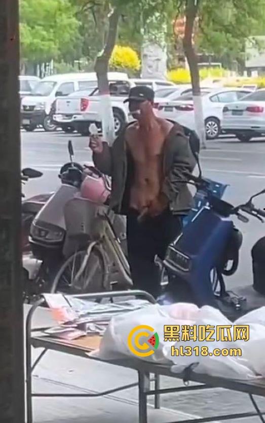 奇葩老头的迷幻操作，离谱老登对着服装店人体模特意淫，又亲又顶又抱的，这是什么新的老登锻炼方式吗？  第7张