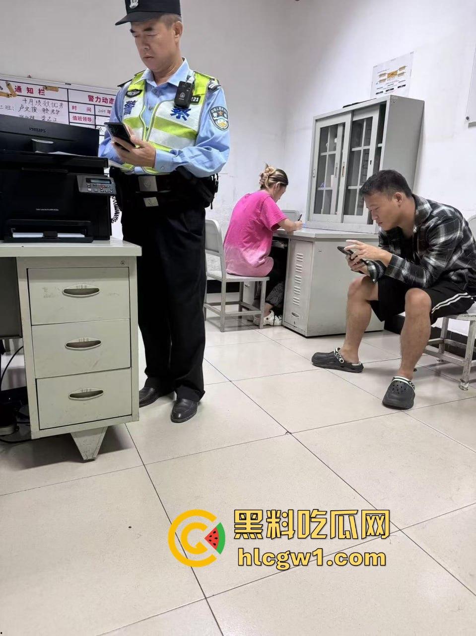 广州燕塘站猥琐佬地铁上演痴汉戏码，吓坏女生，最后被带去喝茶！  第1张