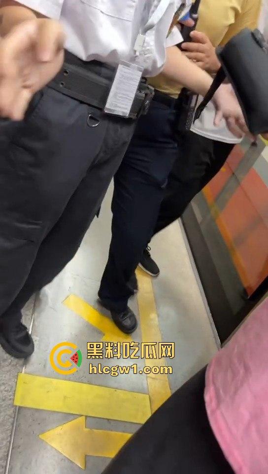 广州燕塘站猥琐佬地铁上演痴汉戏码，吓坏女生，最后被带去喝茶！  第2张