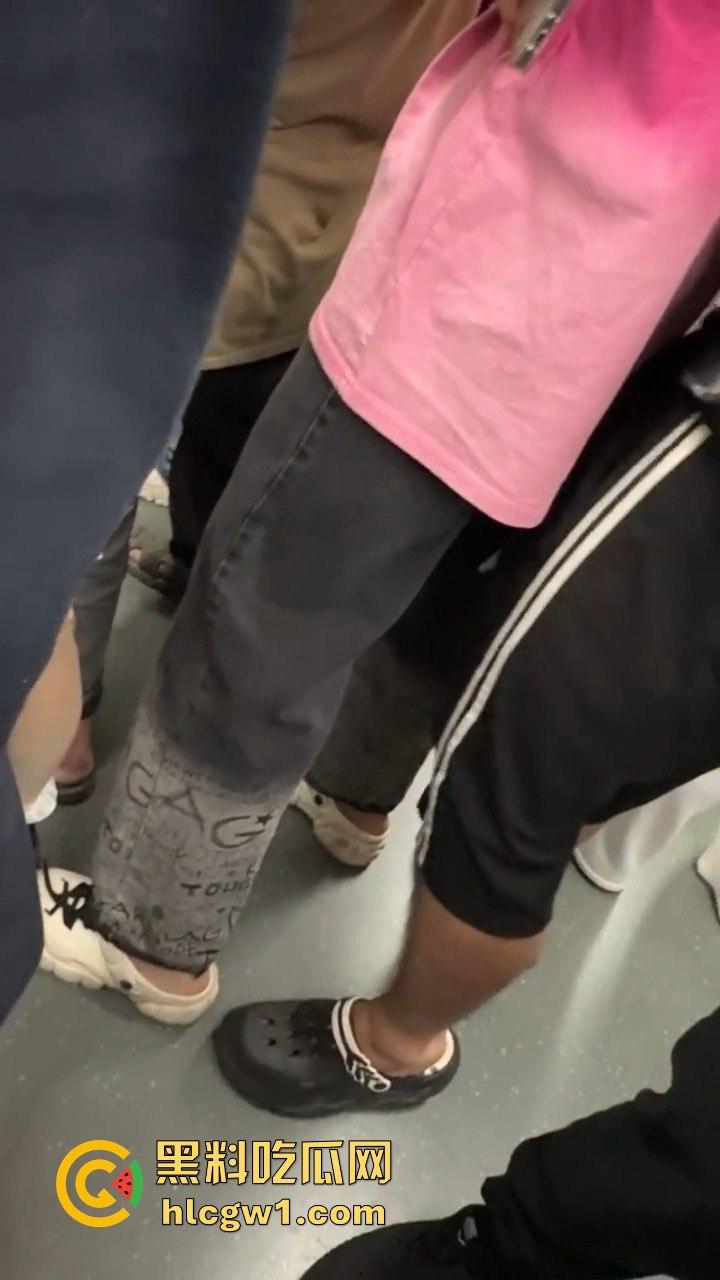 广州燕塘站猥琐佬地铁上演痴汉戏码，吓坏女生，最后被带去喝茶！  第4张