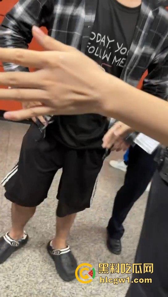 广州燕塘站猥琐佬地铁上演痴汉戏码，吓坏女生，最后被带去喝茶！  第6张