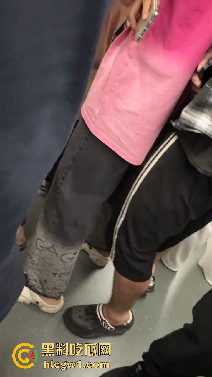 广州燕塘站猥琐佬地铁上演痴汉戏码，吓坏女生，最后被带去喝茶！  第7张