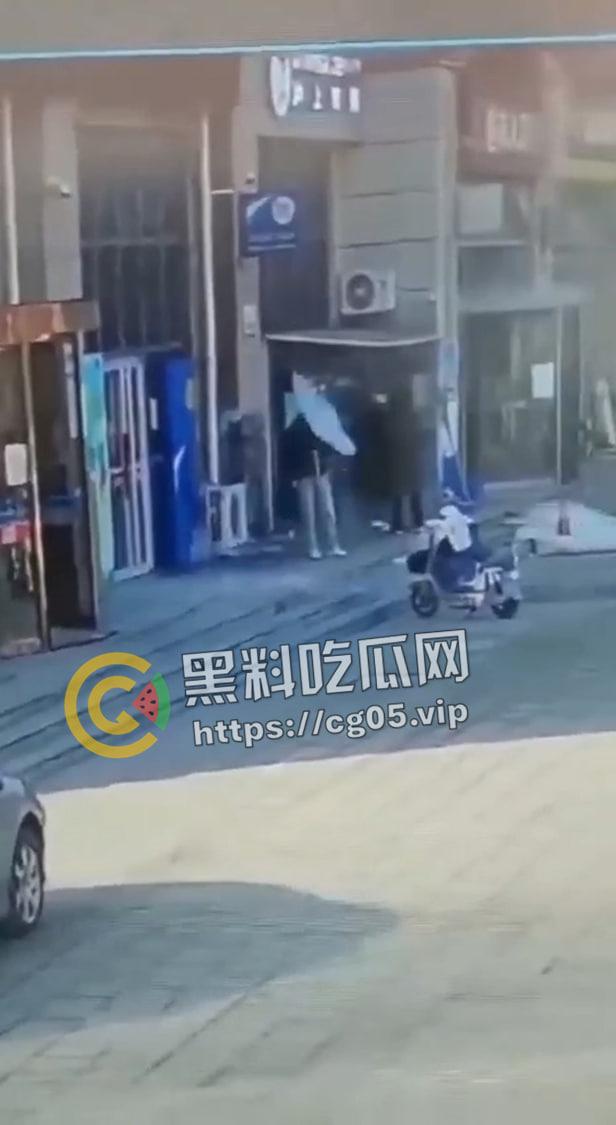 烟台鲁东大学 大学生被掉落冰锥砸中 抢救后身亡 现场画面曝光  第3张