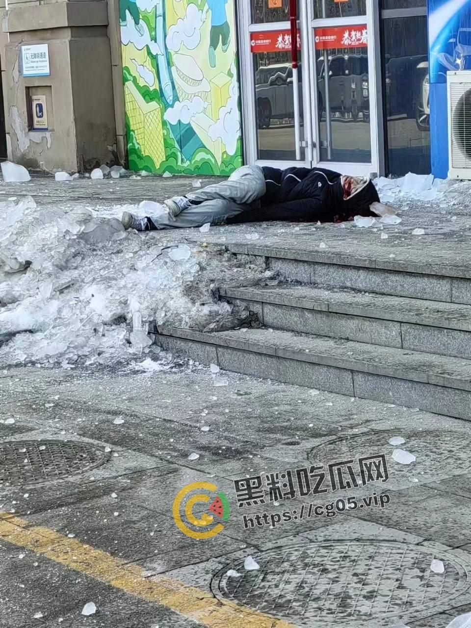 烟台鲁东大学 大学生被掉落冰锥砸中 抢救后身亡 现场画面曝光  第4张