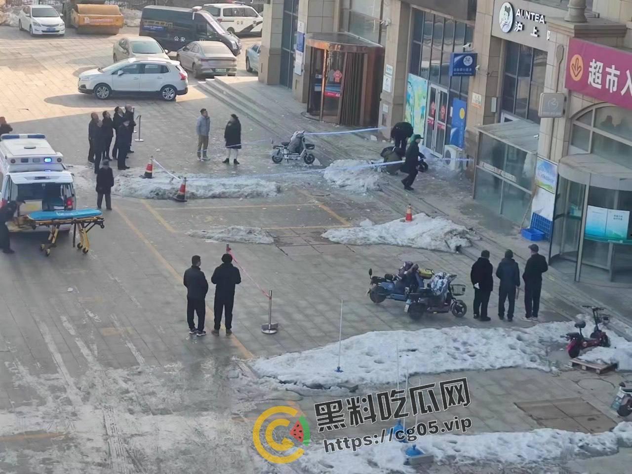 烟台鲁东大学 大学生被掉落冰锥砸中 抢救后身亡 现场画面曝光  第5张