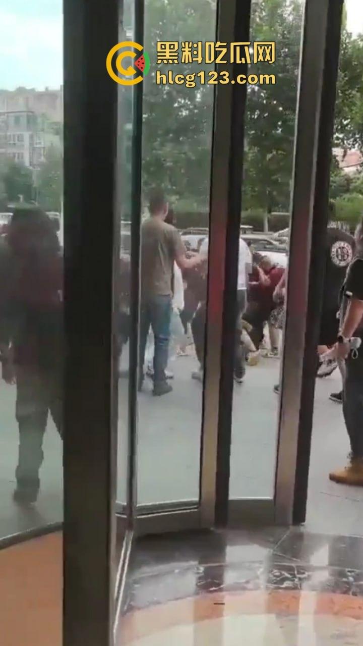 喜闻乐见！中国的足球也值得斗殴？四川&河南 百人球迷大暴乱 烟雾弹乱飞 斗殴砸车 现场画面曝光  第1张