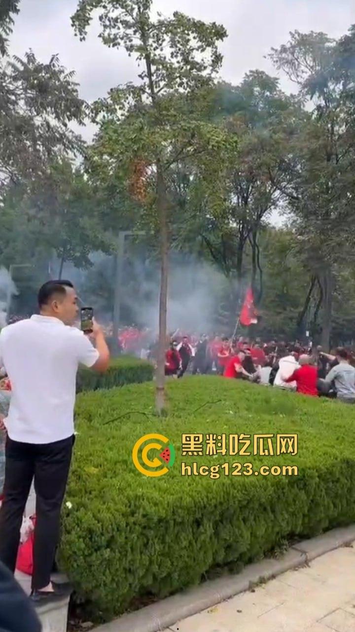 喜闻乐见！中国的足球也值得斗殴？四川&河南 百人球迷大暴乱 烟雾弹乱飞 斗殴砸车 现场画面曝光  第4张