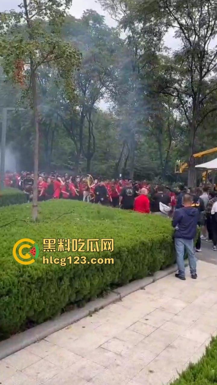 喜闻乐见！中国的足球也值得斗殴？四川&河南 百人球迷大暴乱 烟雾弹乱飞 斗殴砸车 现场画面曝光  第5张