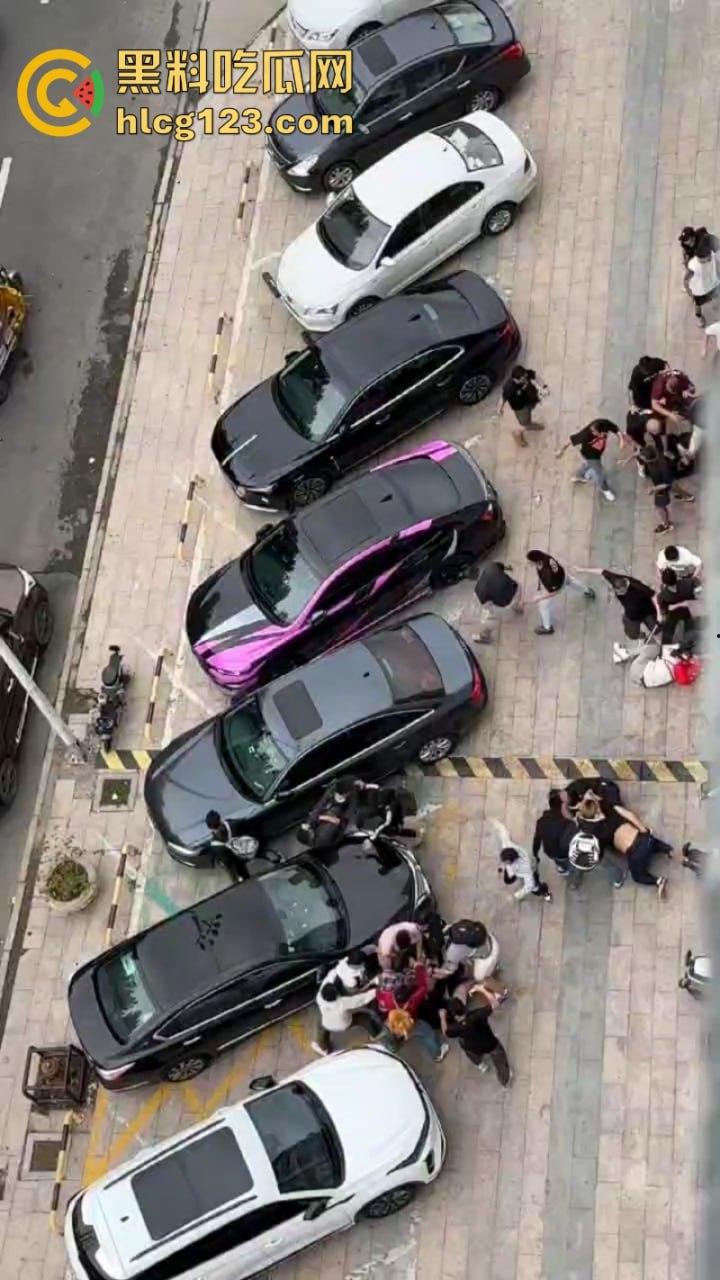 喜闻乐见！中国的足球也值得斗殴？四川&河南 百人球迷大暴乱 烟雾弹乱飞 斗殴砸车 现场画面曝光  第6张