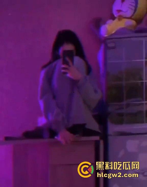 邂逅广西披萨店巨乳正妹【赵雪菲】！大到爆炸的罩杯 这样的身材还卖披萨？不如直接吃了她这个小夹子！  第4张