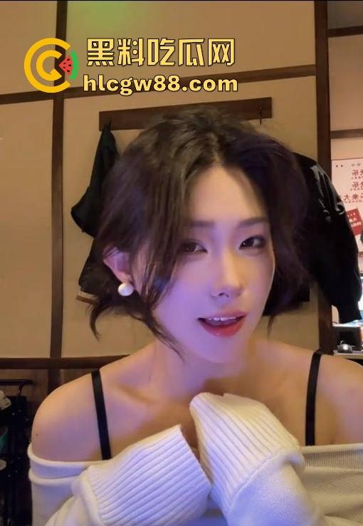 抖音极品高颜值网红【百利甜甜】黑丝学生装 露脸自慰 高级粉丝群福利大放送 先射为敬！  第7张