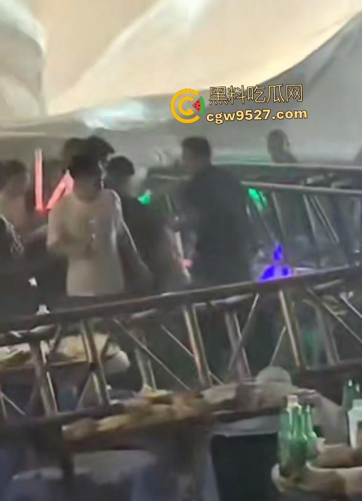 四川绵竹【庄心妍】演唱会舞台坍塌惨剧！铁架子如死神降临砸死2人，场内人就像蚂蚁一样逃窜！  第1张