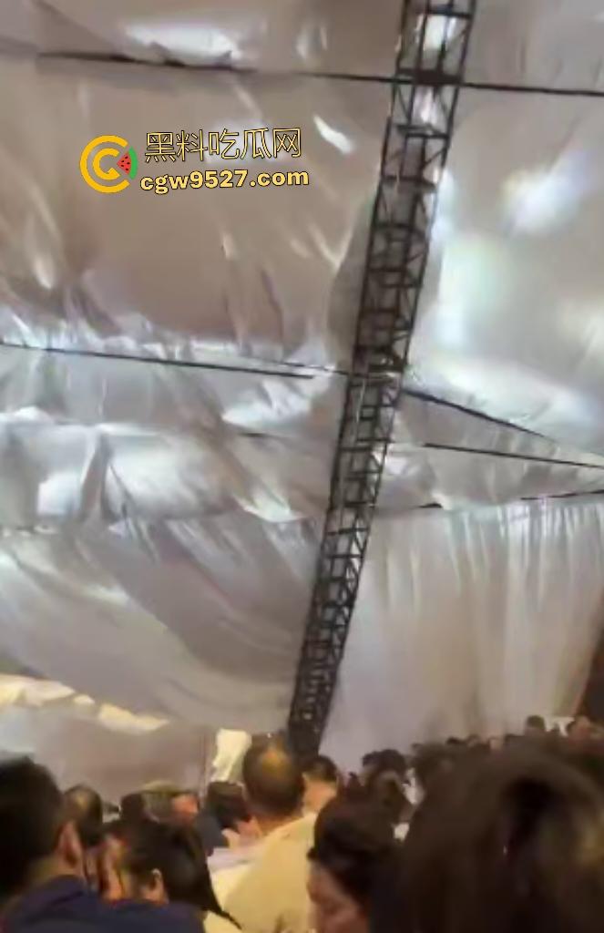 四川绵竹【庄心妍】演唱会舞台坍塌惨剧！铁架子如死神降临砸死2人，场内人就像蚂蚁一样逃窜！  第2张