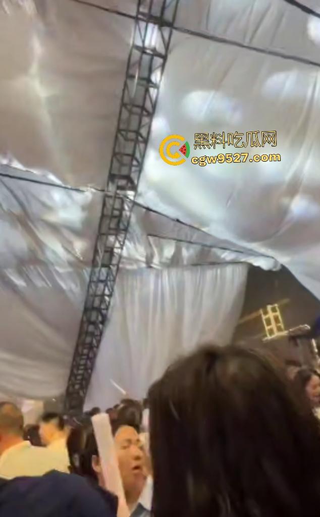 四川绵竹【庄心妍】演唱会舞台坍塌惨剧！铁架子如死神降临砸死2人，场内人就像蚂蚁一样逃窜！  第3张