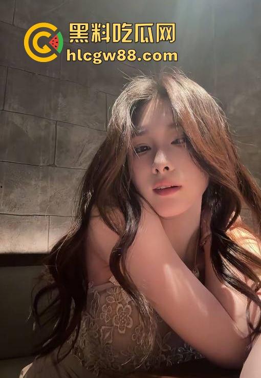 抖音极品高颜值网红【百利甜甜】黑丝学生装 露脸自慰 高级粉丝群福利大放送 先射为敬！  第13张