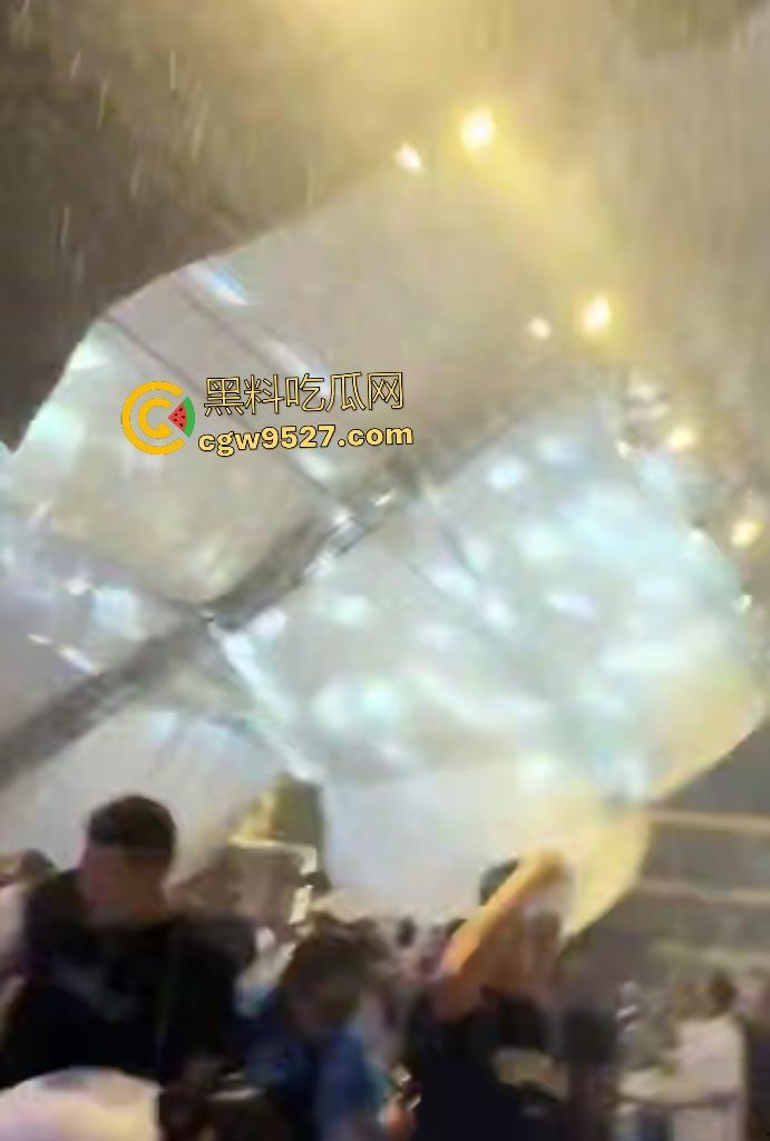 四川绵竹【庄心妍】演唱会舞台坍塌惨剧！铁架子如死神降临砸死2人，场内人就像蚂蚁一样逃窜！  第5张