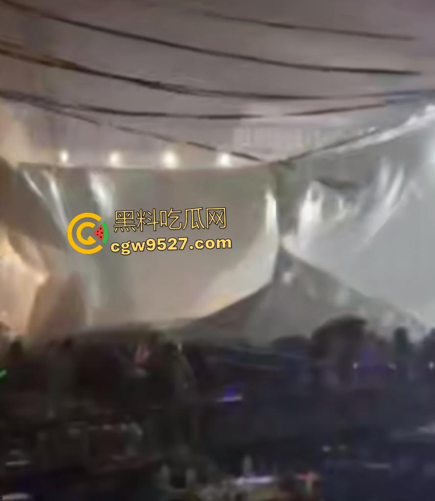 四川绵竹【庄心妍】演唱会舞台坍塌惨剧！铁架子如死神降临砸死2人，场内人就像蚂蚁一样逃窜！  第6张